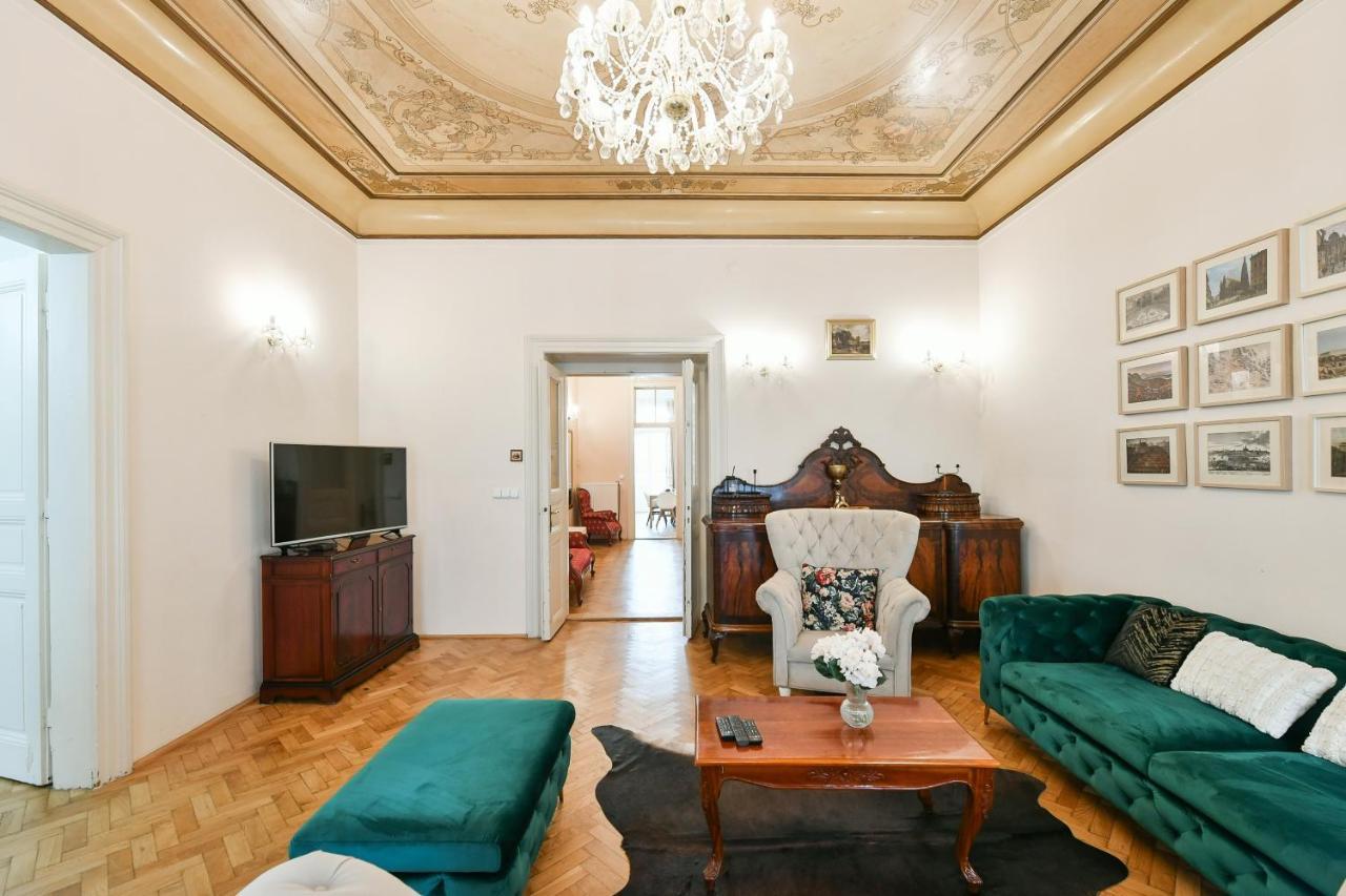 Stunning Charles Bridge Apartment Praag Buitenkant foto