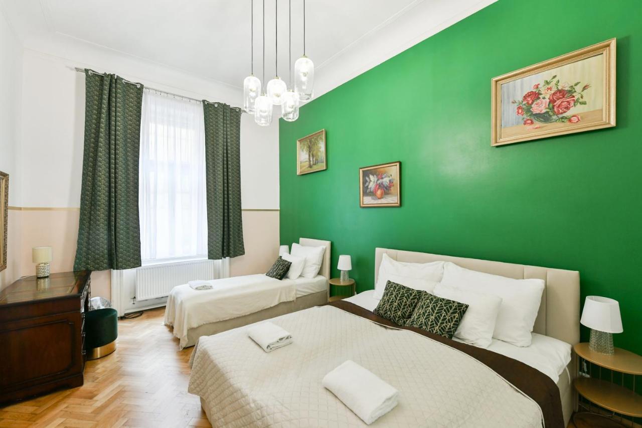 Stunning Charles Bridge Apartment Praag Buitenkant foto