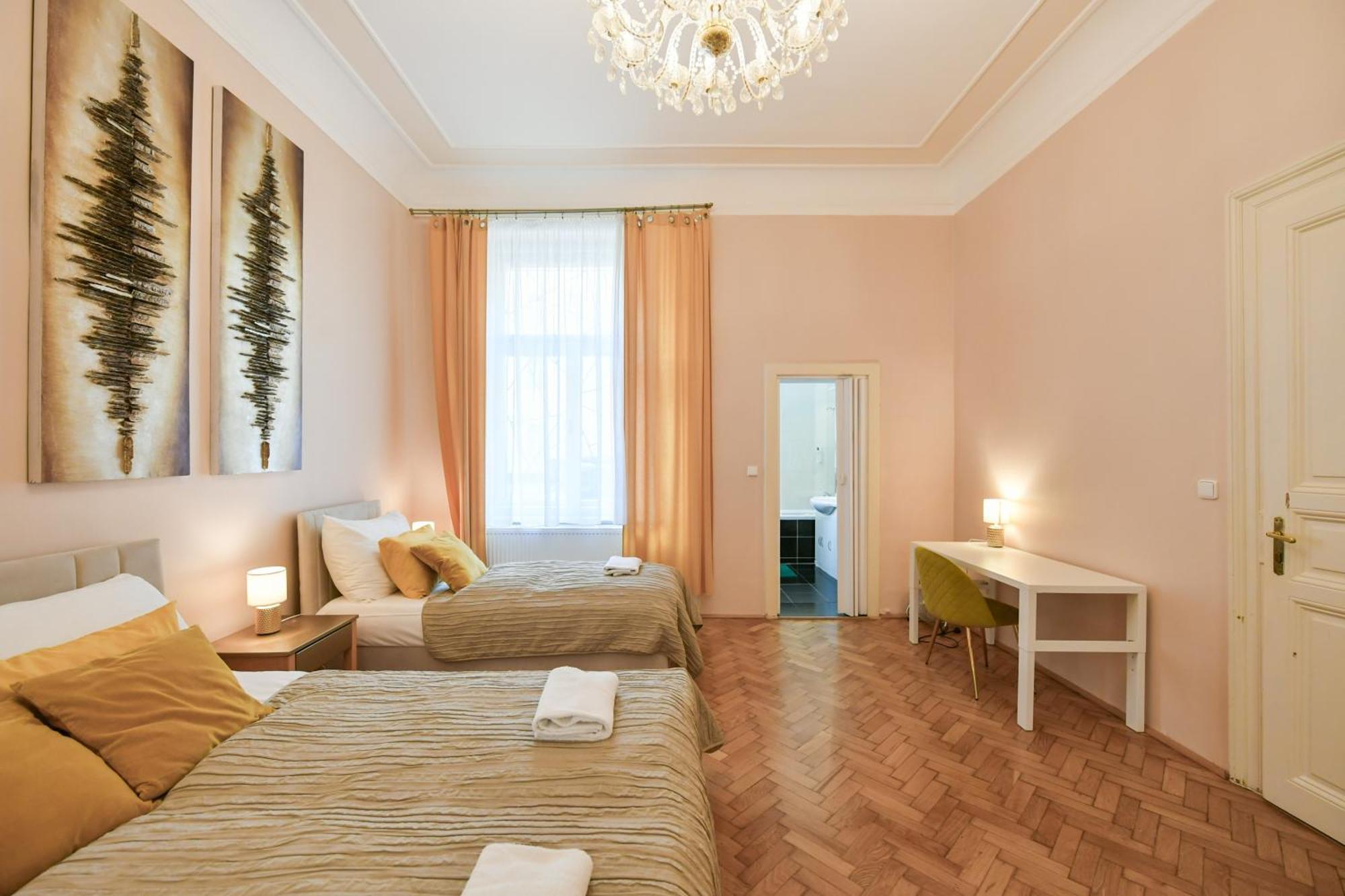 Stunning Charles Bridge Apartment Praag Buitenkant foto